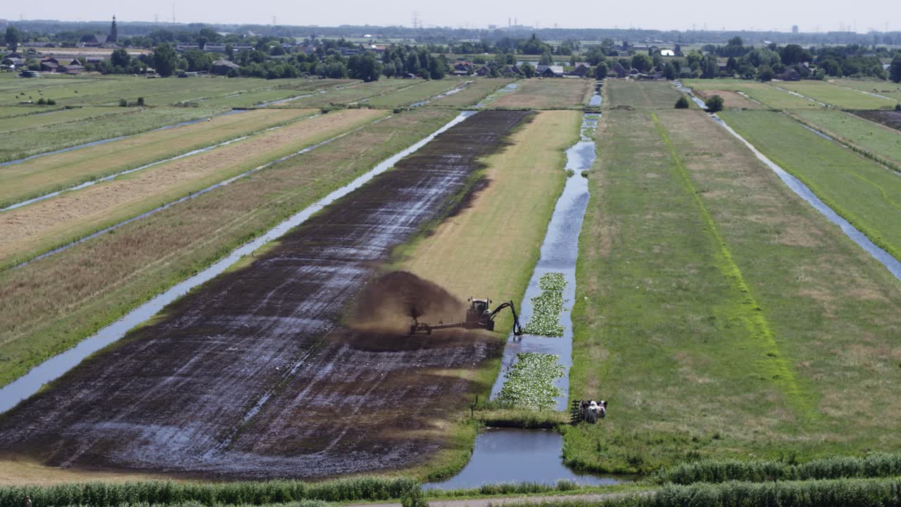 paisaje del polder holandés con equipos agrícolas