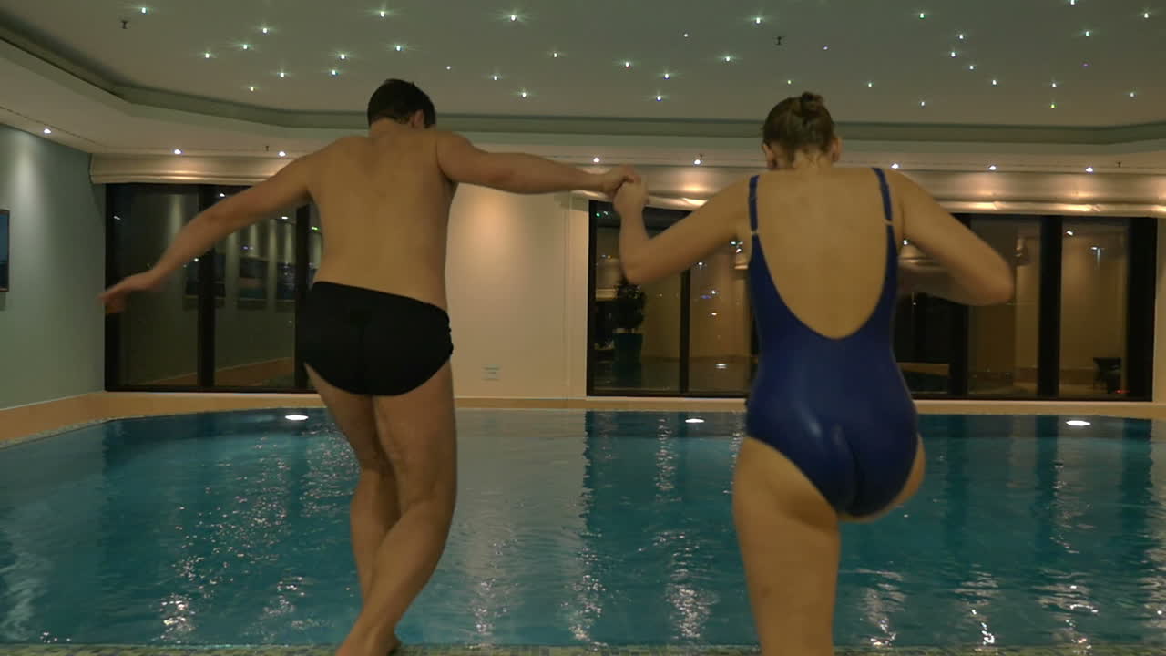 gente saltando a la piscina