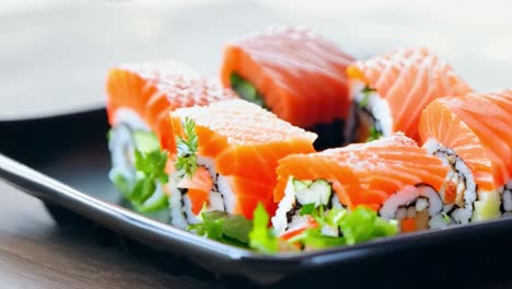 lachs-sushi-rollen