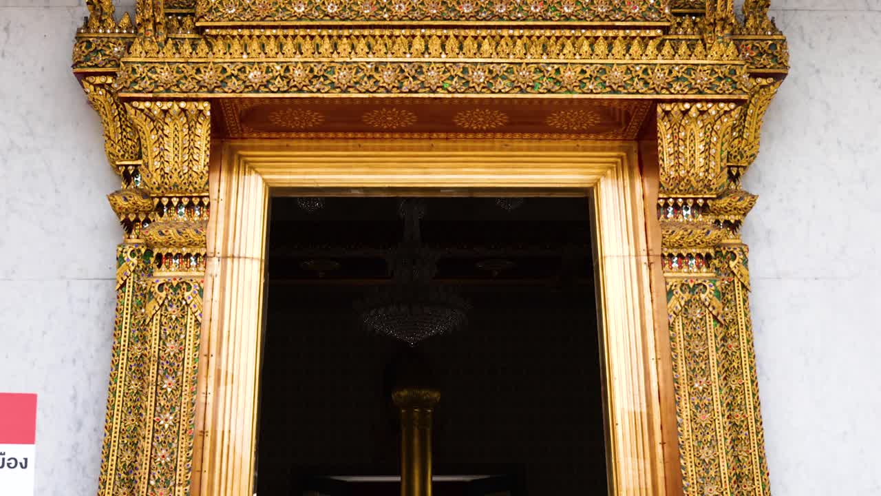 arquitectura dorada ornamentada en un santuario sagrado