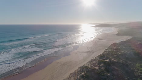 Toma-Aérea-Moviéndose-Sobre-Una-Playa-De-Arena-Y-Costa-En-El-Sur-De-Australia