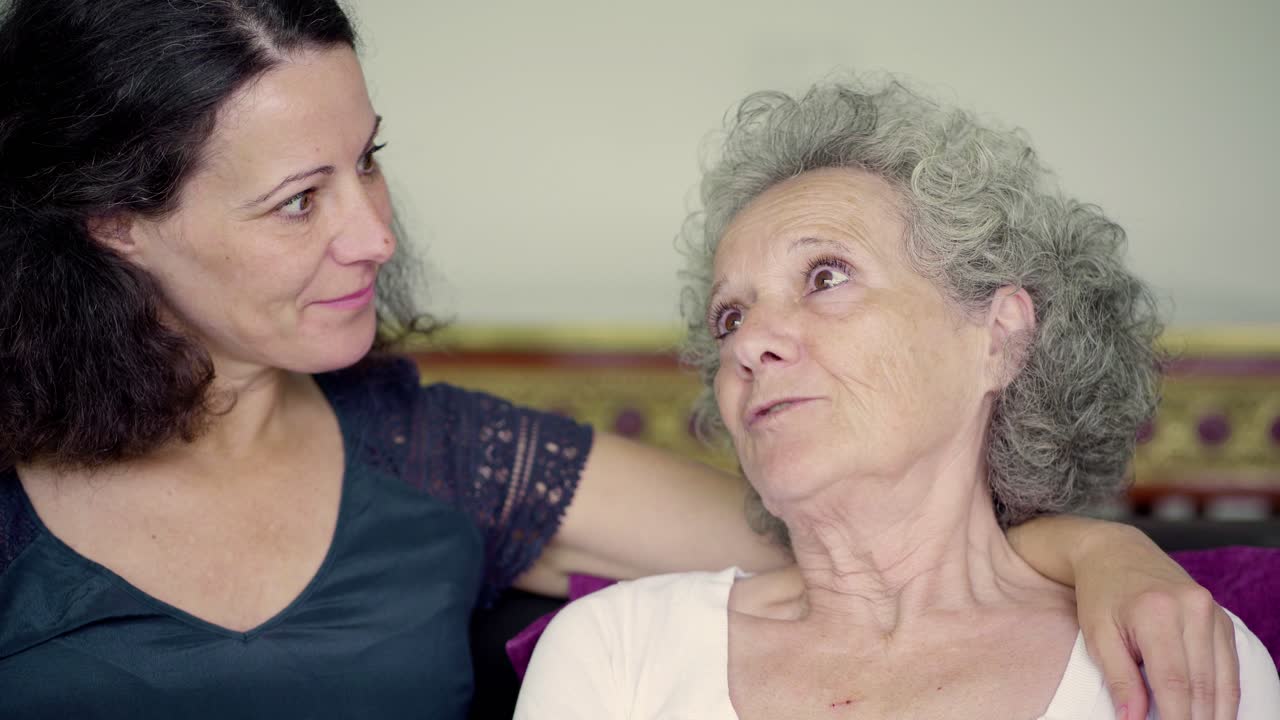 중년 딸이 어머니를 안아, 그들은 생생하게 이야기