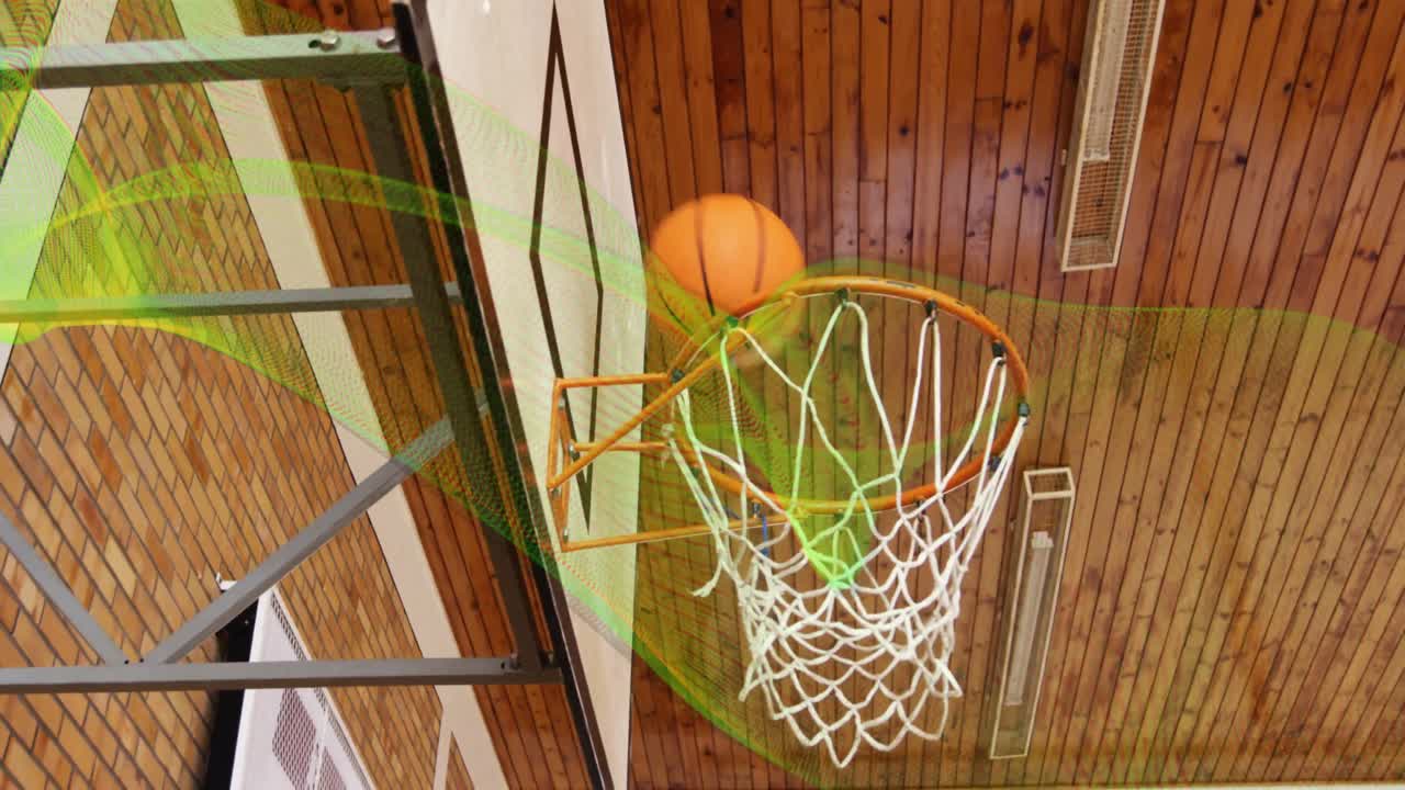 Giocatore che tira a canestro per segnare, con la camera che cattura la rete che si allunga e fa "swish"