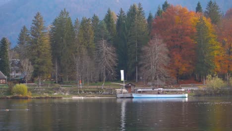 Viejo-Barco-Turístico-En-El-Lago-Bohinj-En-Eslovenia