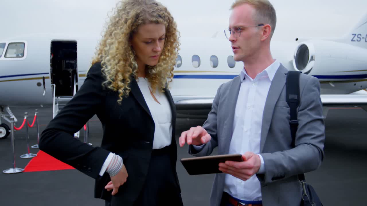 Professionisti che discutono su tablet digitale 4k