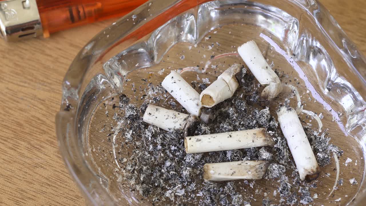 훈제 담배 꽁초로 가득 찬 더러운 담배 쟁반 가까이