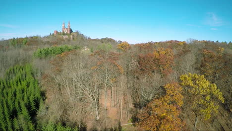 una bonita antena sobre las copas de los árboles revela el monasterio cristiano de la colina sagrada en la zona rural de wisconsin