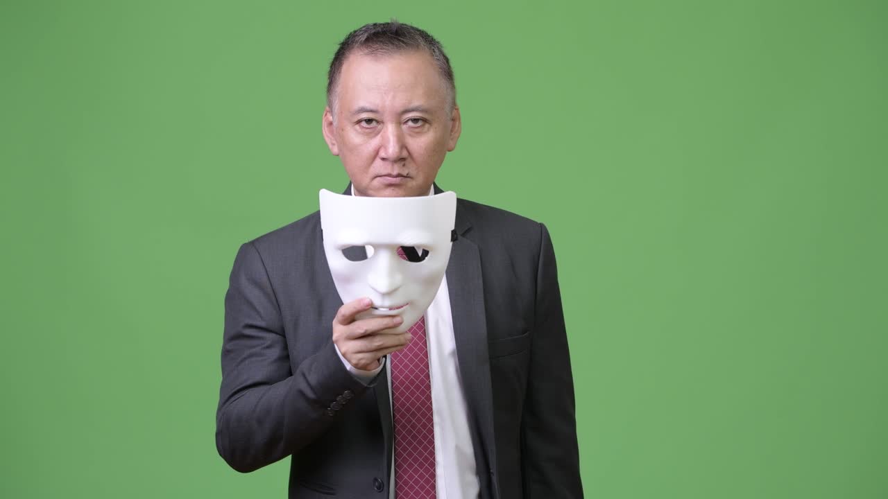 성숙한 일본인 사업가와 하 마스크의 개념