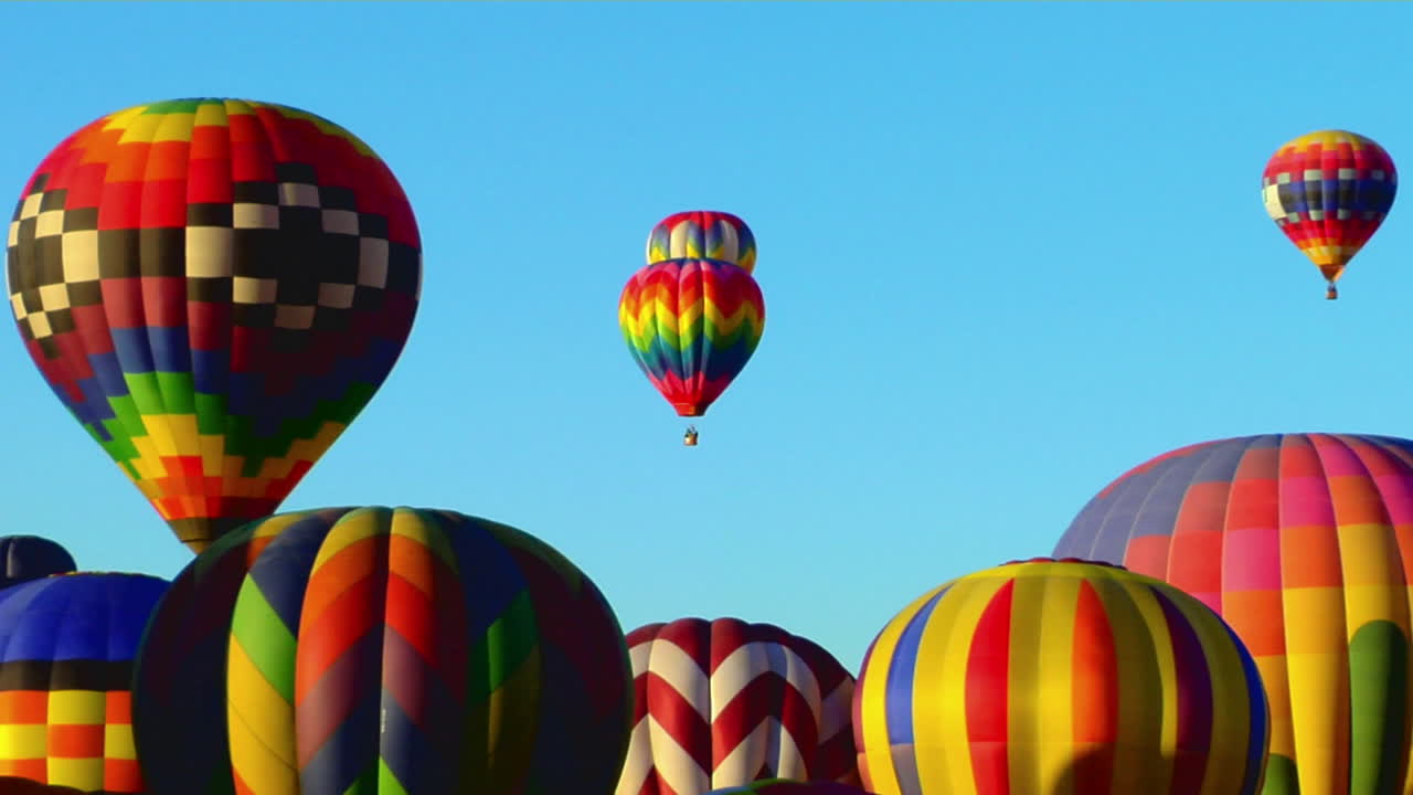 globos de colores se elevan sobre el festival de globos de albuquerque