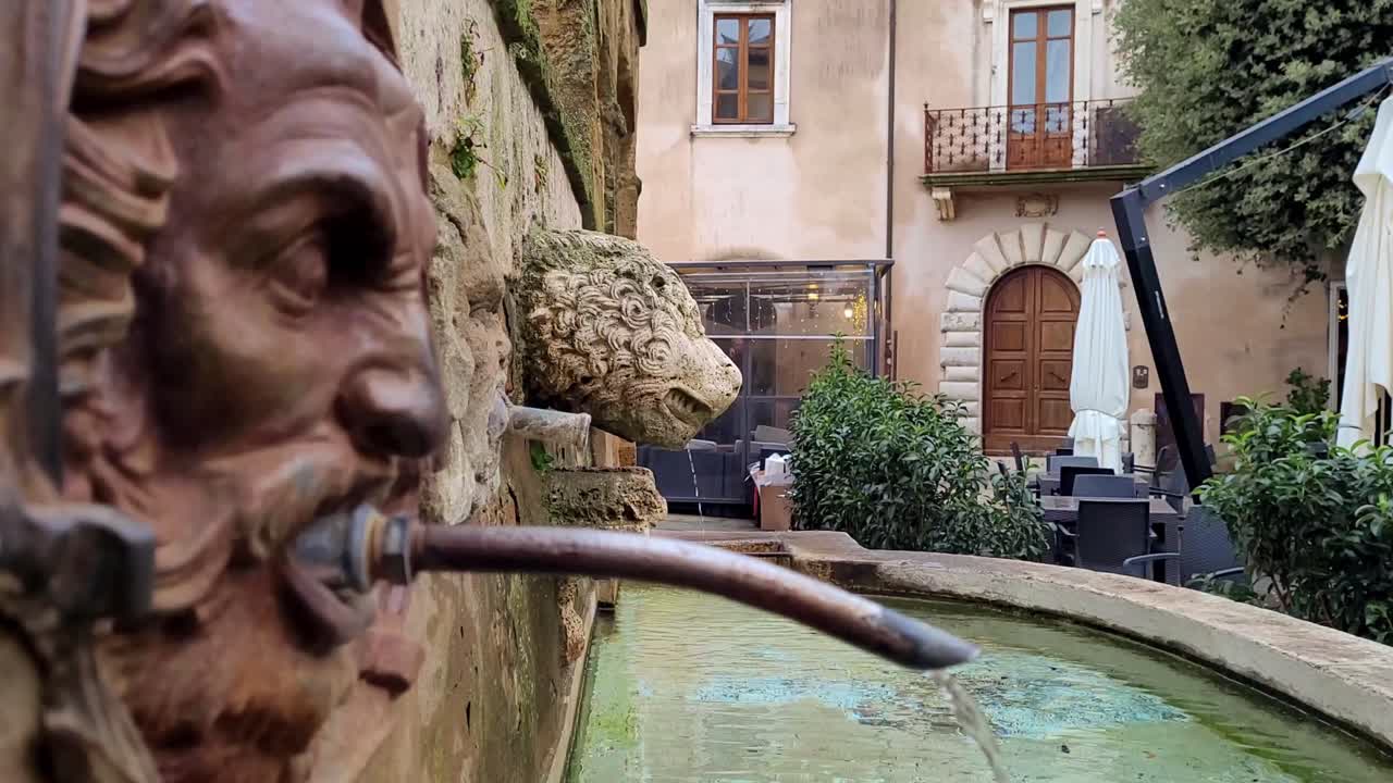 fuente en el pueblo de pitigliano