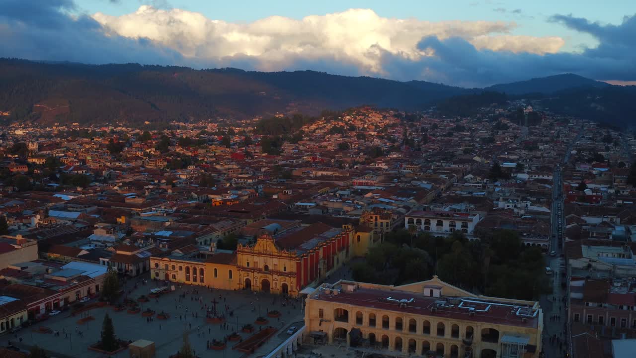 plano general aéreo del pueblo de san cristobal de las casas, chiapas