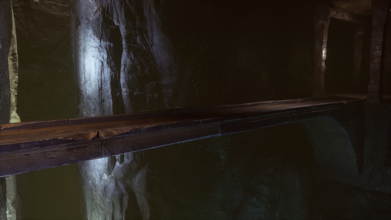 viejo puente de piedra en el mundo subterráneo