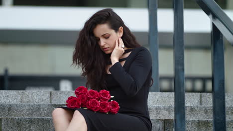 Traurige-Frau-Wirft-In-Zeitlupe-Rote-Rosen-Auf-Treppen