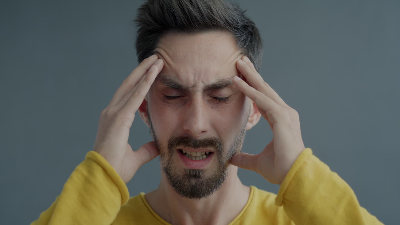 hombre con dolor de cabeza