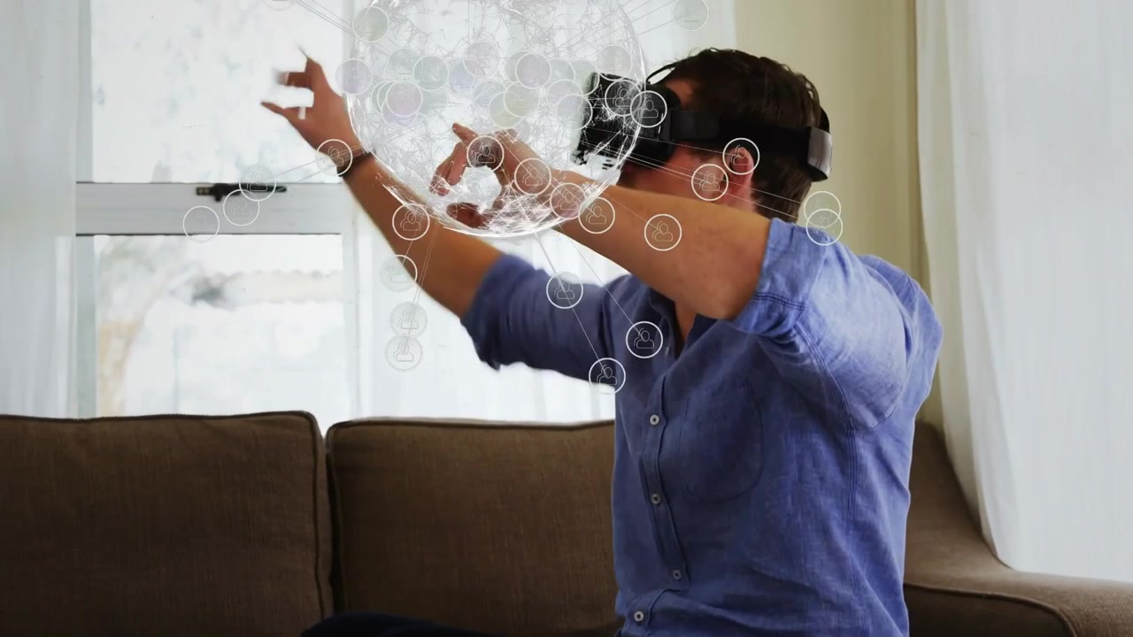Homem com Interface de Realidade Virtual na Sala de Estar