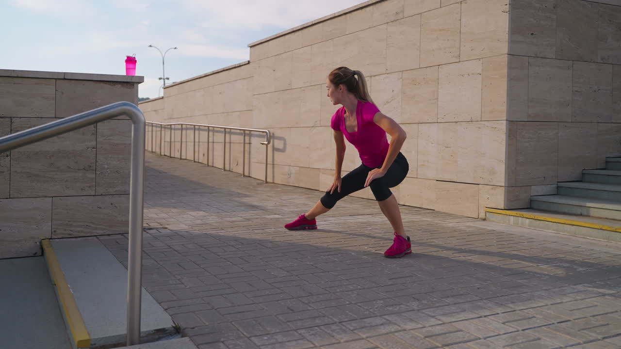 mujer estirándose al aire libre
