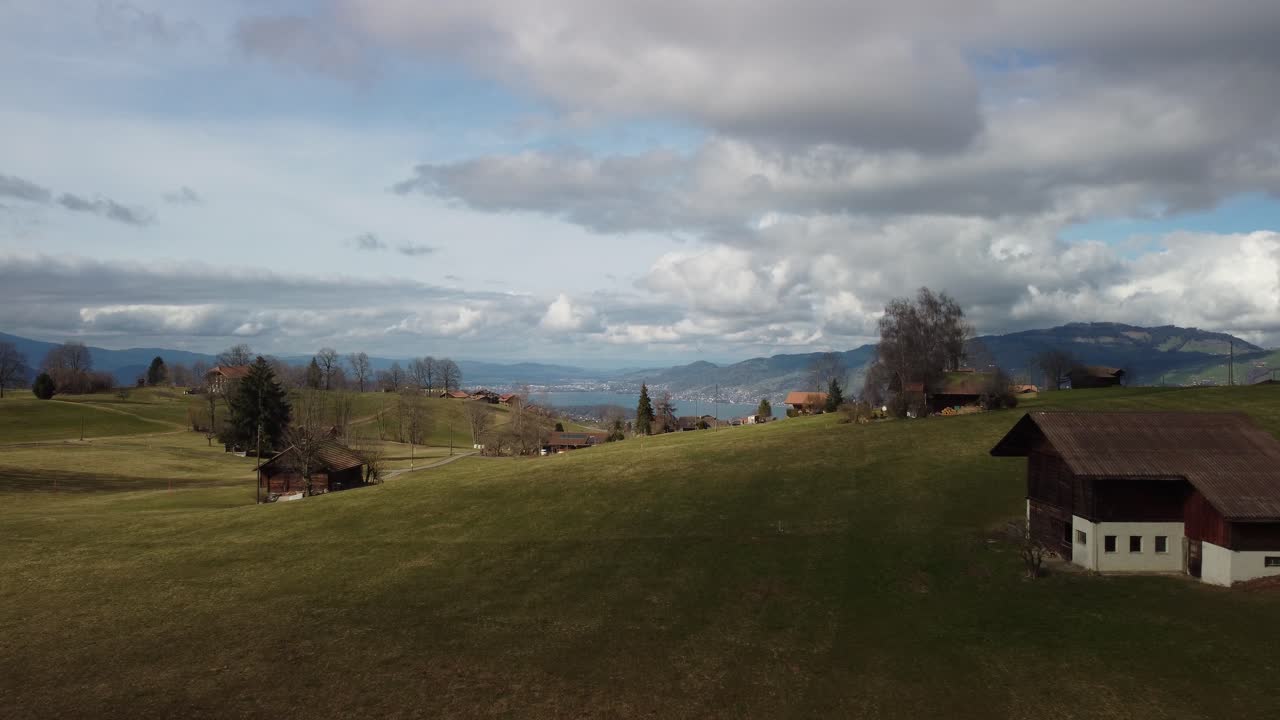 Let nad švýcarskou krajinou, krásné Thunské jezero, Aeschi bei Spiez.