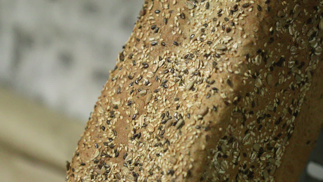 свежеиспеченный пшеничный батон с семенами черного и белого кунжута в пекарне