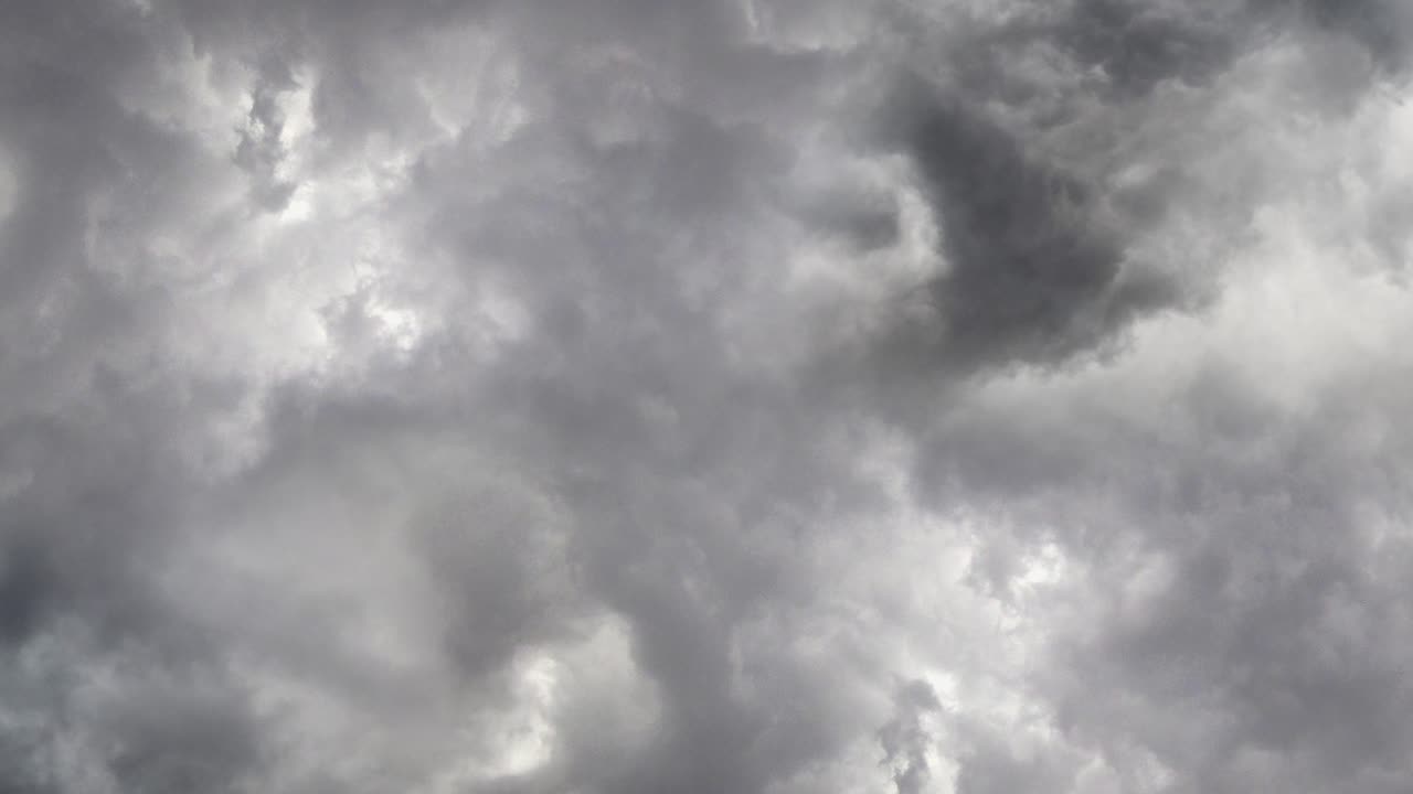 vista 4k del fondo dramático del cielo oscuro