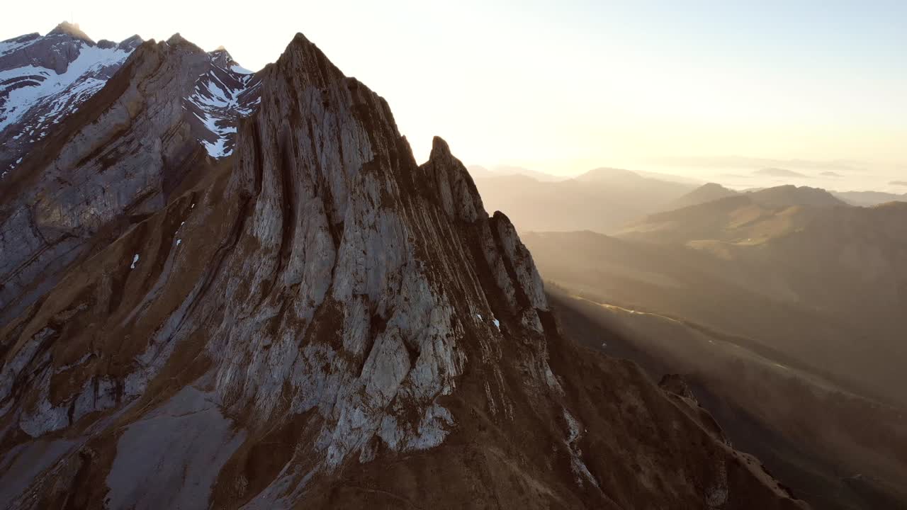 Luftoverflyvning over Schaefler i Appenzell, Schweiz, ved siden af Altenalp Turm-toppen.