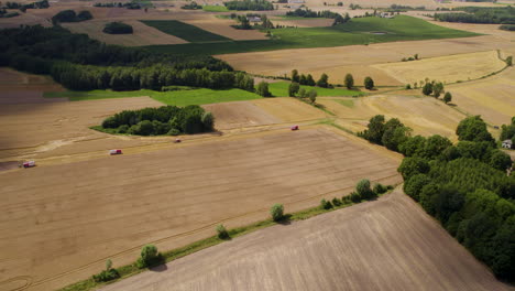 Eine-Gruppe-Von-Traktoren-Fährt-Durch-Ackerland,-Ernte,-Landwirtschaft