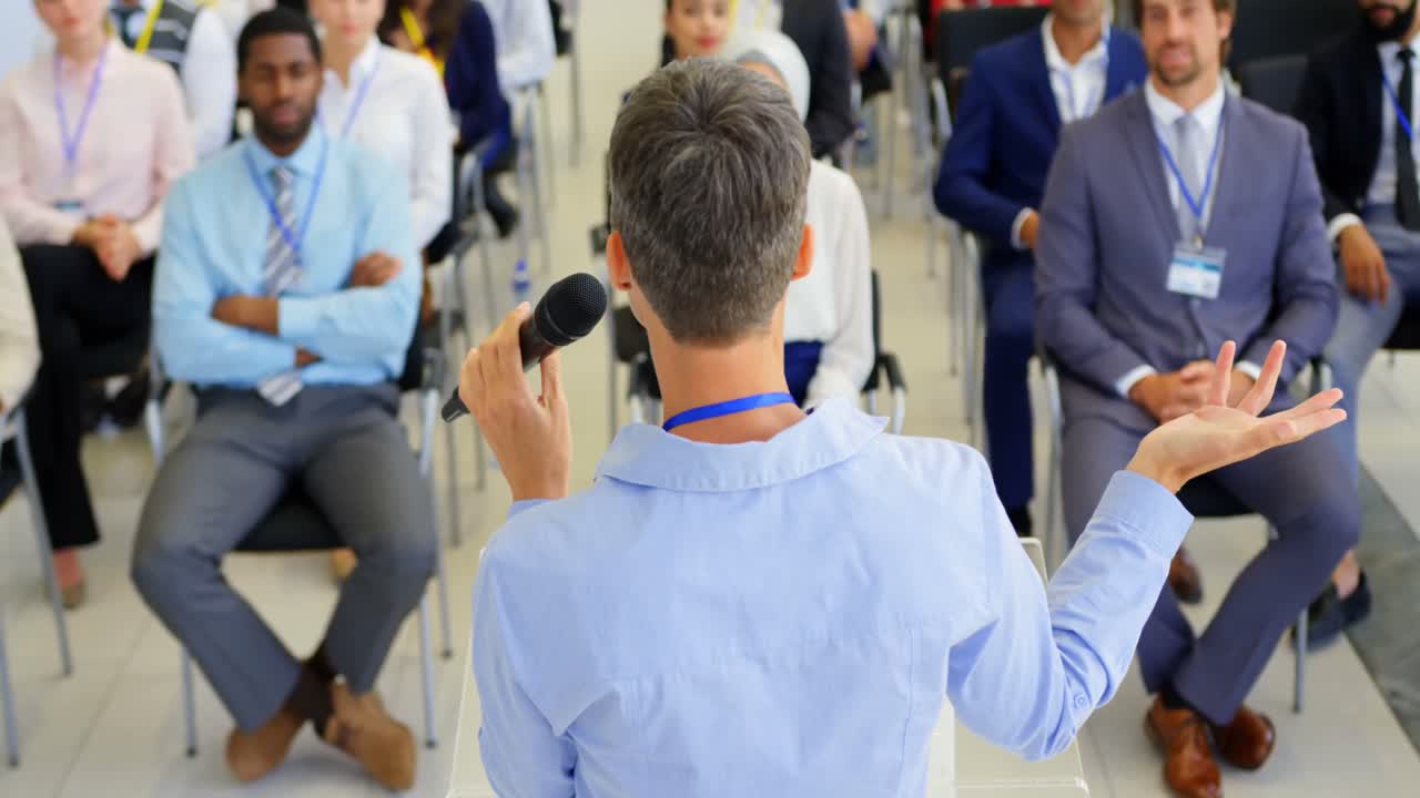 비즈니스 세미나에서 연설하는 백인 여성 연설자 4k