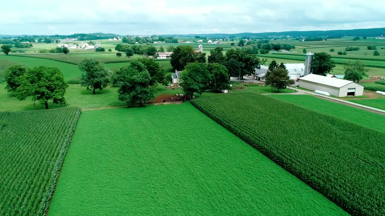 vías de tren en el campo amish y tierras de cultivo vistas por drones