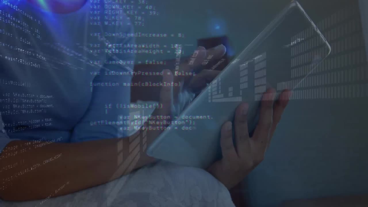 태블릿을 사용하는 여성에 대한 데이터 처리 애니메이션