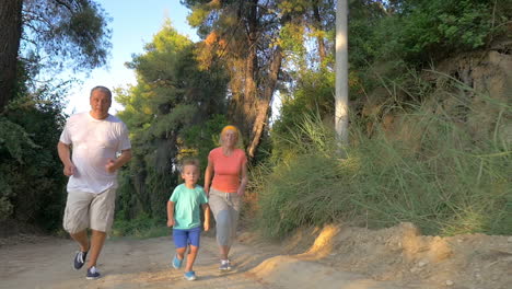 Familie-Joggt-Im-Park-Oder-Wald