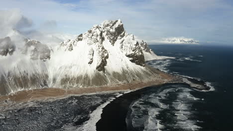 Luftaufnahme-Des-Schneebedeckten-Vestrahorn-Gipfels-Und-Des-Stokksnes-Strandes,-Winter-In-Island