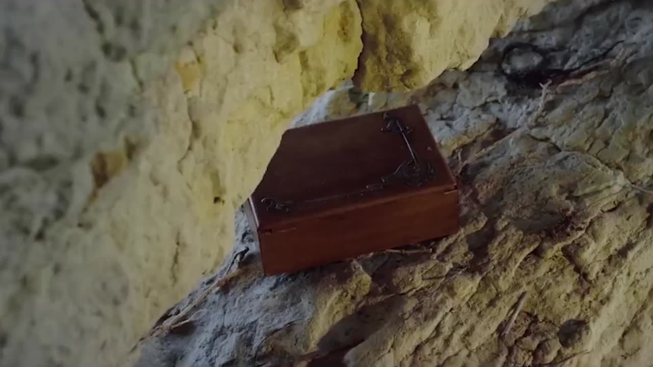 Cofanetto di legno intarsiato nascosto tra le rocce