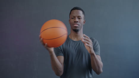 hombre practicando baloncesto
