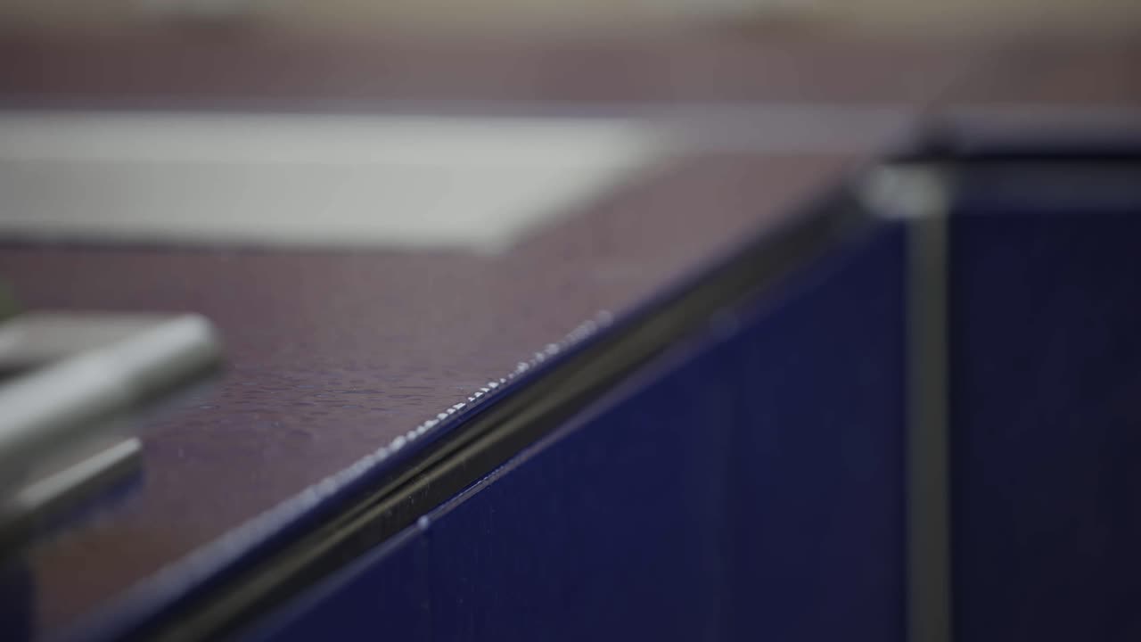 esmalte azul en la superficie exterior de la cocina