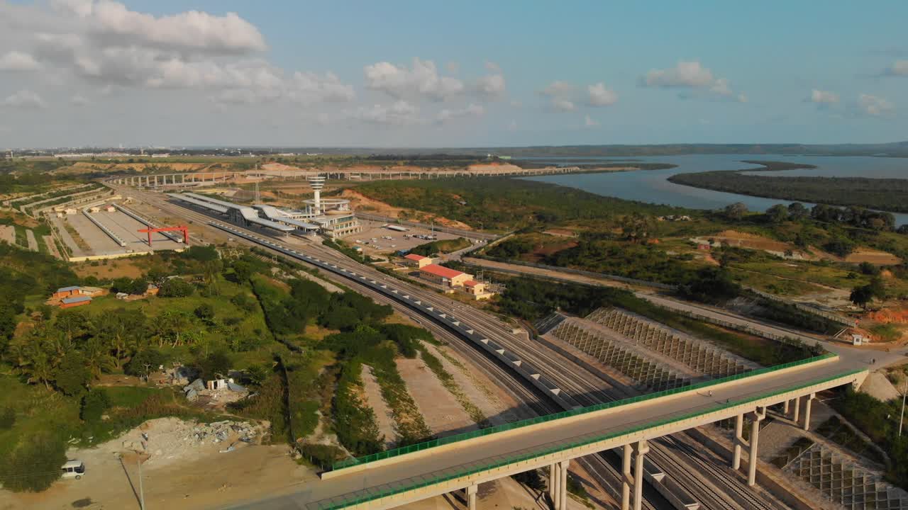 케냐 몸바사의 마다라카 급행열차 터미널과 선로