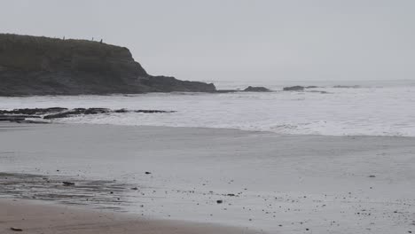 Los-Acantilados-Cerca-De-La-Playa-Están-Empañados-Y-Golpeados-Por-Las-Olas-Durante-El-Tormentoso-Día-De-Invierno