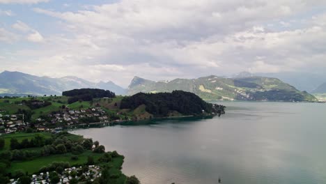 Paisaje-Suizo-De-La-Ciudad-De-Horw-En-La-Costa-Del-Lago-De-Lucerna-En-Verano,-Aéreo