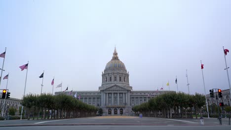 Fahnen,-Bäume-Und-Ein-Sonniger-Tag-Im-Bürgerzentrum-In-San-Francisco,-Kalifornien-03