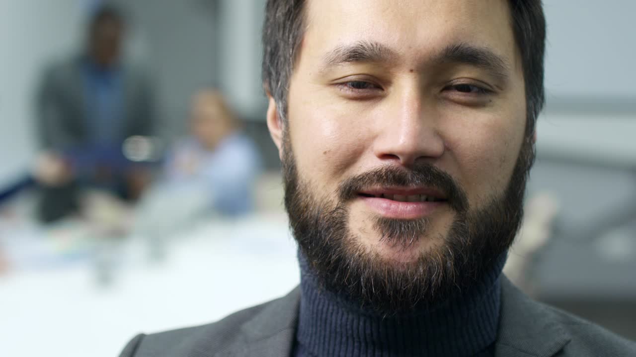 empresario asiático mirando a la cámara