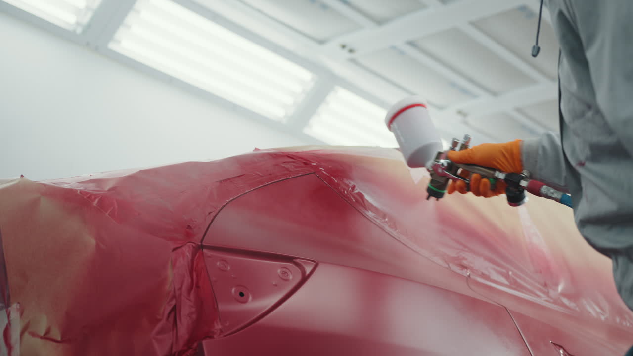 pintura de automóviles en un taller profesional de carrocería de automóviles