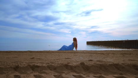 Mujer-Atractiva-Tumbada-En-La-Playa.-Mujer-Relajante-Playa.-Mujer-Embarazada