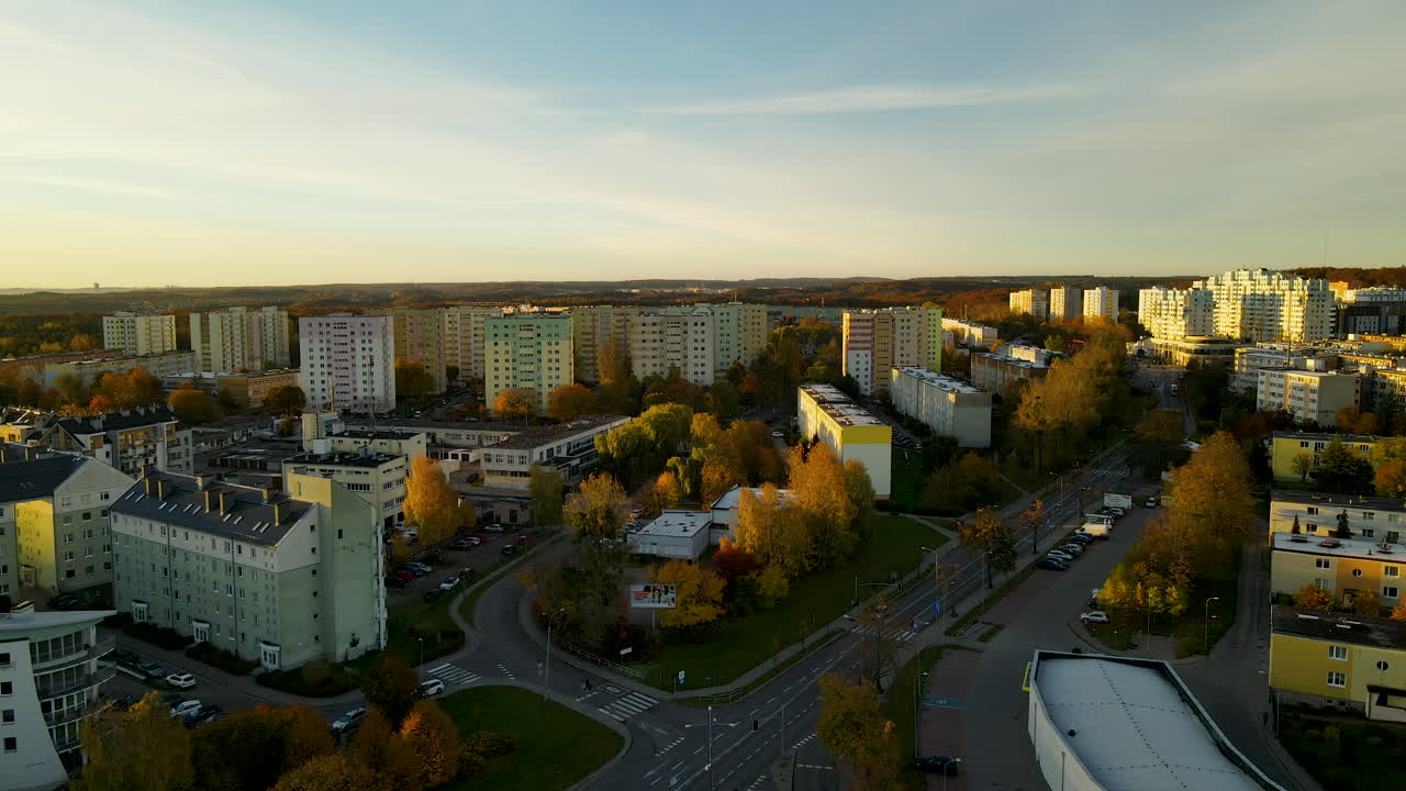 Witominon kaupunginosa, Gdynia – Syksyinen ilmakuva asuinkerrostalojen yllä auringonnousun aikaan