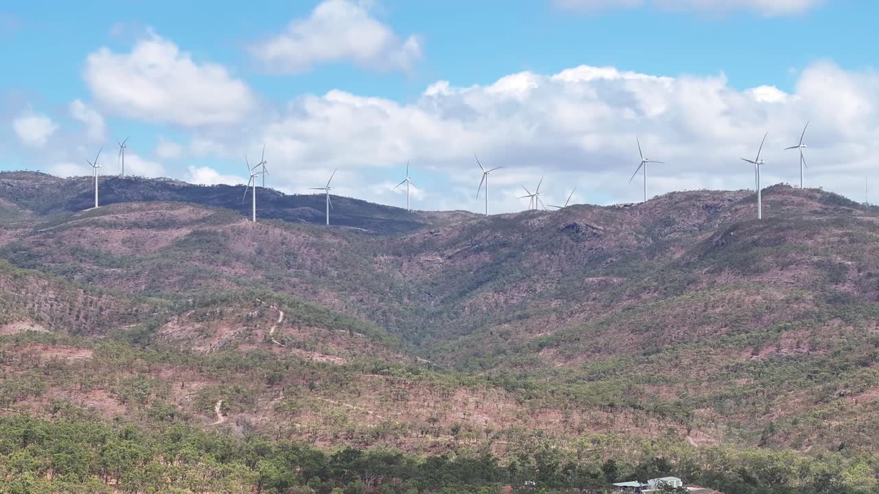 에메랄드 산 (mount emerald, arriga, australia) 은 전기를 생산하는 풍력 발전소입니다.