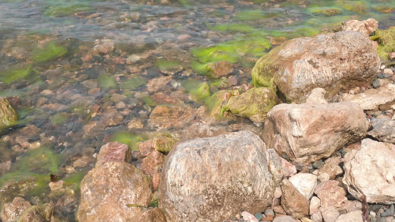 Acqua che scorre nel lago Fuxian nello Yunnan, Cina