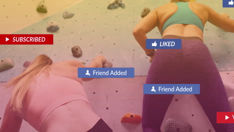 burbujas de habla con iconos digitales contra dos mujeres caucásicas en forma escalada en el gimnasio