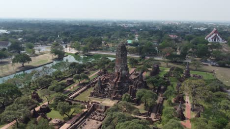 uno de los templos asombrosos de la antigua ciudad de ayutthaya