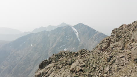 heli vista montaña acantilado - antena 4k