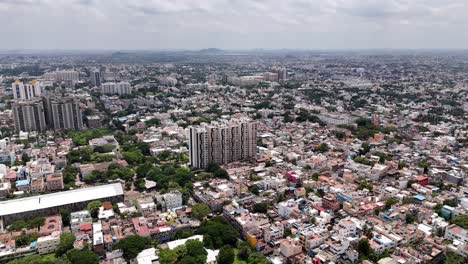 Toma-Aérea-De-Apartamentos-Altos-Entre-Una-Ciudad-Abarrotada-Durante-El-Día-En-Chennai,-India