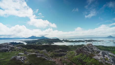 Panoramablick-Auf-Die-Naturlandschaft-In-Nationalparks-In-Der-Nähe-Des-Berges-Lurøyfjellet-In-Norwegen