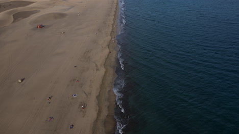 Vista-Aérea-De-Las-Dunas-De-Arena-Planas-De-Dlog,-Maspalomas-Desde-Arriba,-Playa-De-Gran-Canaria,-España