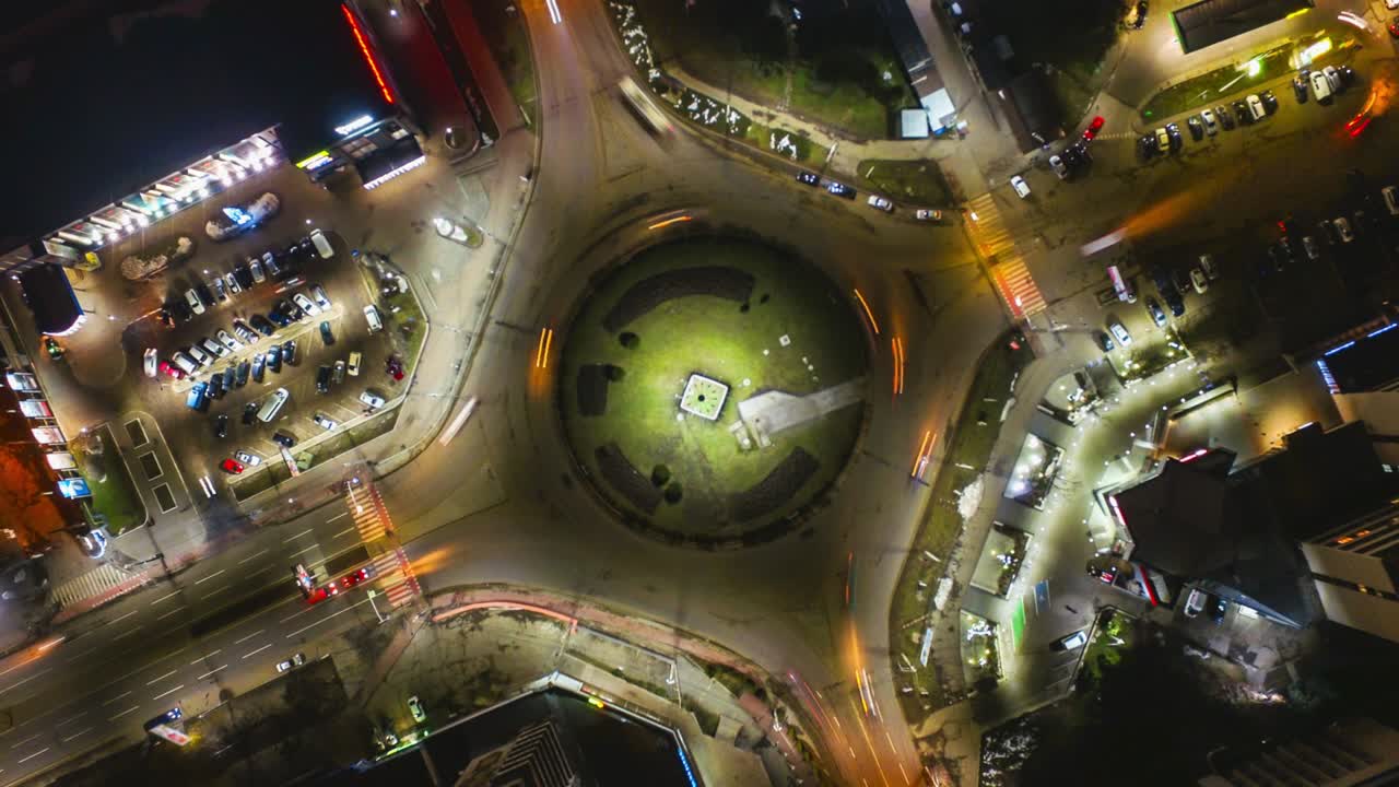 lapso de tiempo nocturno con anillo de intersección y luz de coches en la ciudad nocturna